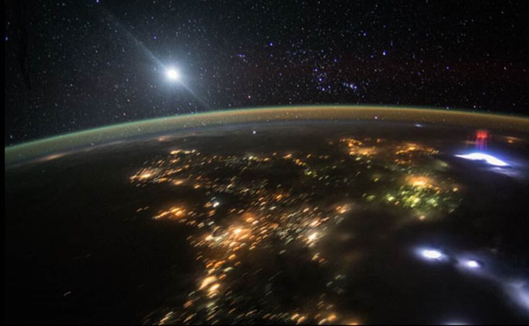 Esta foto muestra que los 'sprites' pueden alcanzar hasta 100 kilómetros sobre la superficie de la Tierra. Foto: NASA