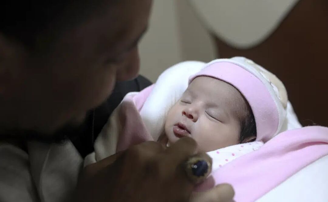 Khalil al-Sawadi observa a la bebé que nació bajo los escombros de un edificio que colapsó cuando un terremoto sacudió Siria y Turquía. Foto: AP