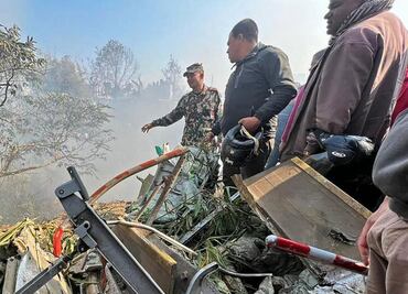Decenas de personas mueren en accidente de avión en Nepal