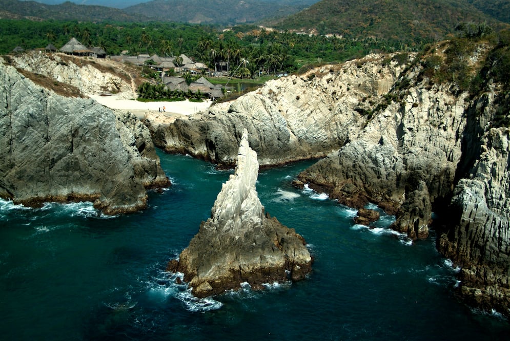 Maruata está dividida en tres bahías, con riscos filosos que superan los 15 metros de altura 