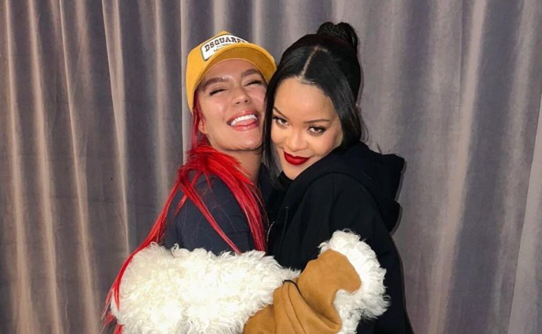 Karol G y Rihanna en su encuentro en el Super Bowl. Fuente: Instagram @karolg