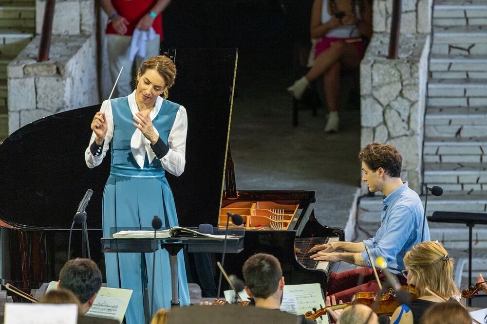 Alondra de la Parra al frente
 de la Orquesta Imposible./ FACEBOOK DEL Festival Paax GNP