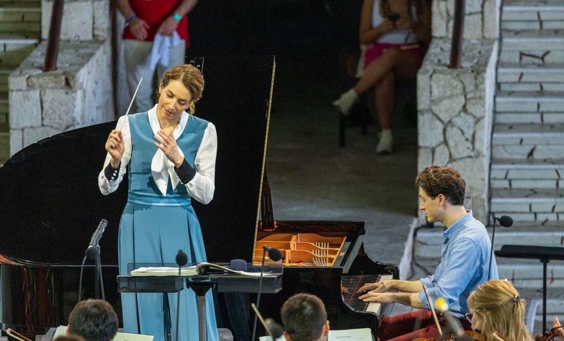 Alondra de la Parra al frente
 de la Orquesta Imposible./ FACEBOOK DEL Festival Paax GNP