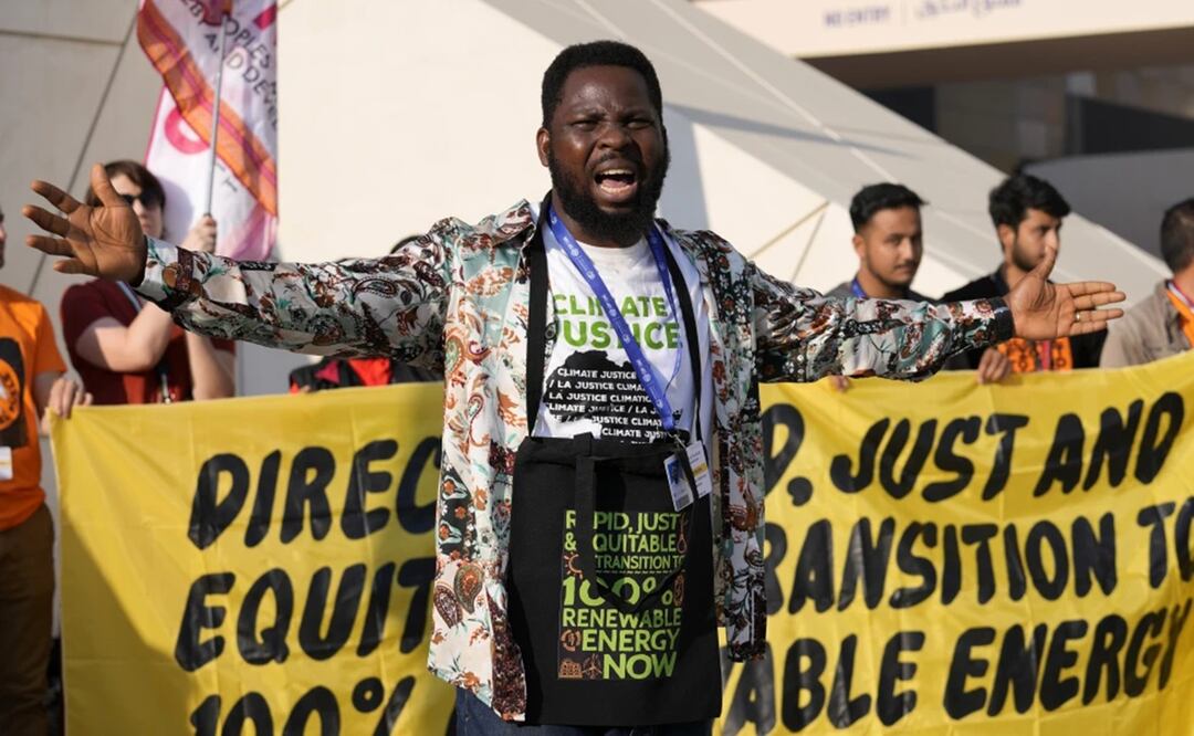 Varias personas participan en una manifestación en favor de una transición justa y equitativa de los combustibles fósiles a las energías renovables, en la COP28, el 5 de diciembre de 2023, en Dubái, Emiratos Árabes Unidos. Foto: AP