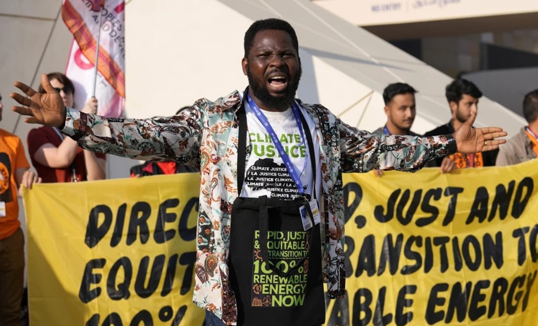 Varias personas participan en una manifestación en favor de una transición justa y equitativa de los combustibles fósiles a las energías renovables, en la COP28, el 5 de diciembre de 2023, en Dubái, Emiratos Árabes Unidos. Foto: AP