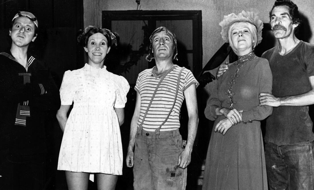 Imagen del programa de televisión "El Chavo del 8" con los actores Carlos Villagrán "Quico", Florinda Meza "La Popis", Roberto Gómez Bolaños "El Chavo", Angelines Fernández "Doña Clotilde" y Ramón Valdés "Don Ramón". Fototeca El Universal.