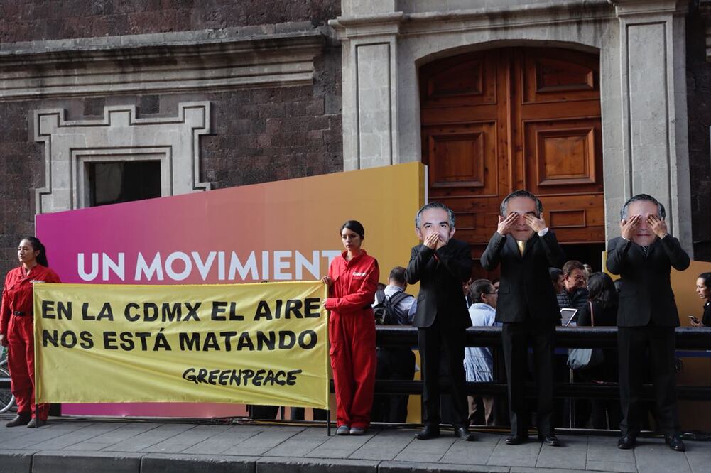 Activistas de Greenpeace se manifestaron para denunciar que el jefe de gobierno, Miguel Ángel Mancera, aún no ha cumplido sus compromisos para mejorar la calidad del aire. FOTO: Iván Stephens