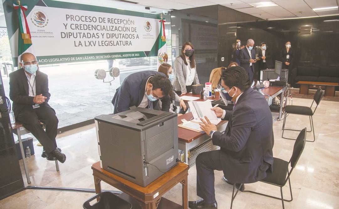 Los nuevos diputados, durante el proceso de credencialización en la Cámara Baja. Foto: Diego Simón. EL UNIVERSAL