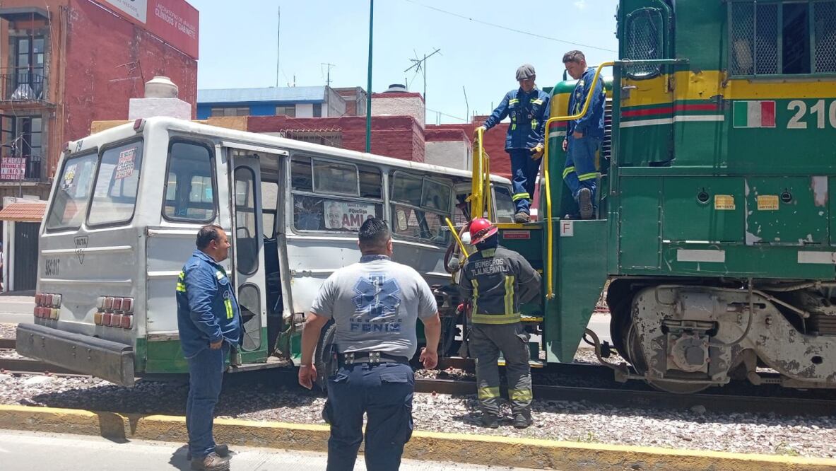 Choque de un microbús contra un tren en Tlalnepantla. Foto: Especiales
