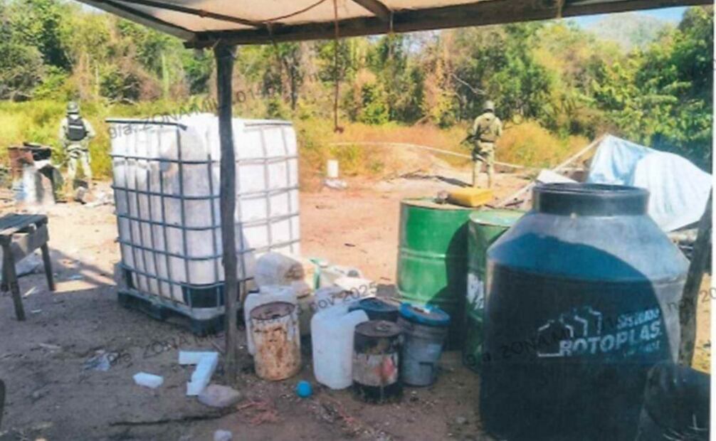 La Novena Zona Militar informó que en un patrullaje conjunto de las fuerzas federales localizaron áreas de concentración de diversos materiales para elaborar drogas sintéticas.
Foto: Especial.