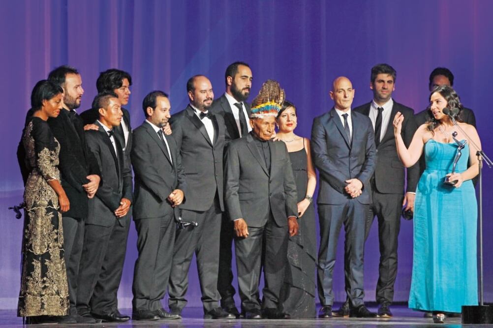 El elenco de 'El abrazo de la serpiente' subió para recibir el premio más importante de la noche: Mejor Película; también obtuvo Mejor Director (JUAN IGNACIO MAZZONI. EFE)