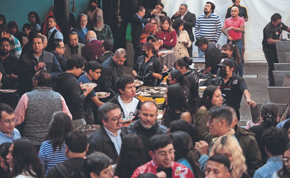 El Licenciado Juan Francisco Ealy Ortiz, Presidente Ejecutivo y del Consejo de Administración de EL UNIVERSAL, convivió con empleados de esta casa editorial. Fotos: de Juan Boites. El Universal
