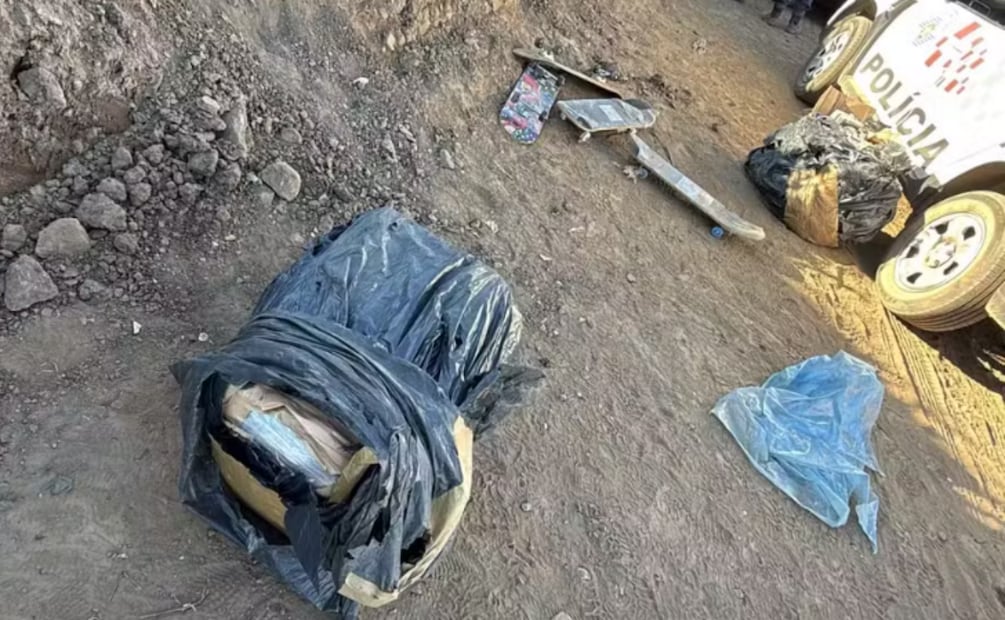 Paquetes con cocaína decomisados por las autoridades tras frustrar un envío de droga con destino a Europa (31/07/2026). Foto: O Globo