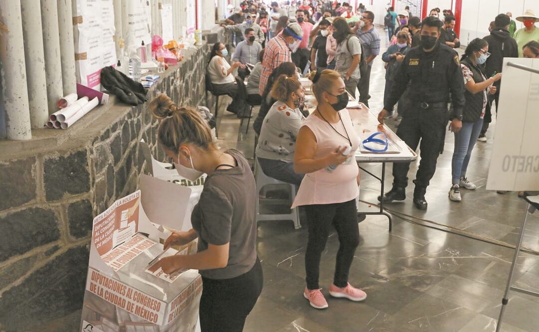 La casilla especial en la Terminal de Autobuses de Pasajeros de Oriente (TAPO) registró largas filas hasta las 6:00 de la tarde. Foto: Carlos Mejía. EL UNIVERSAL
