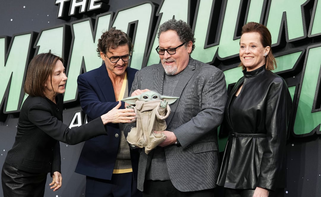 El actor chileno-estadounidense Pedro Pascal, la actriz estadounidense Sigourney Weaver y el director estadounidense Jon Favreau posan en la alfombra roja a su llegada al evento para fans de "Star Wars: The Mandalorian y Grogu" en Cineworld Leicester Square.
Foto de Rhianna Chadwick / AFP.