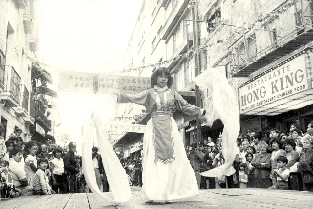 Mantas con la escritura china han adornado la calle de Dolores desde los años ochenta en ocasiones especiales, como se ve detrás de esta presentación de un baile tradicional de aquel país. Foto: Jorge Soto/Archivo EL UNIVERSAL.