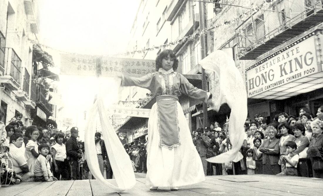 Mantas con la escritura china han adornado la calle de Dolores desde los años ochenta en ocasiones especiales, como se ve detrás de esta presentación de un baile tradicional de aquel país. Foto: Jorge Soto/Archivo EL UNIVERSAL.