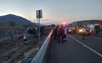 Volcadura de autobús en Tlacolula de Matamoros deja al menos 20 heridos