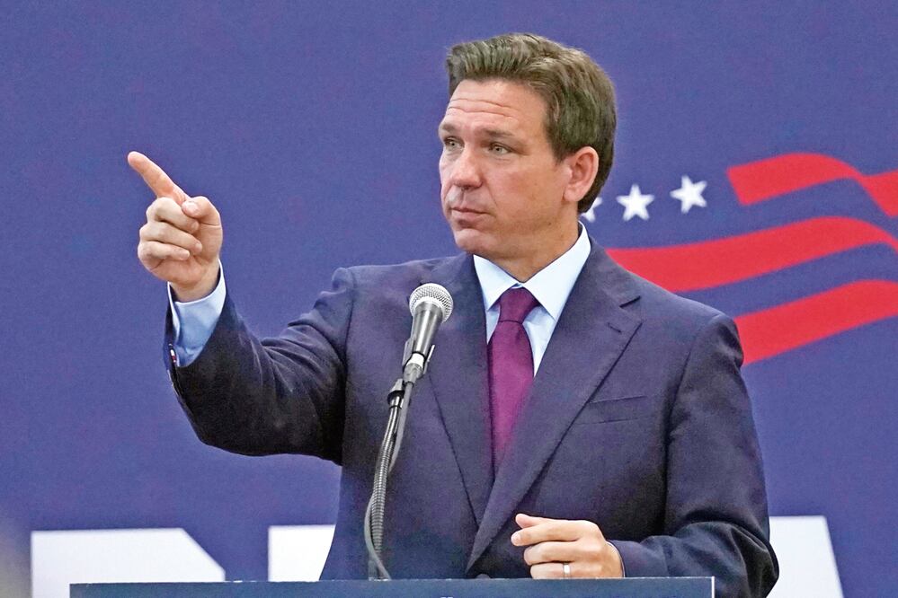 El aspirante presidencial republicano Ron DeSantis durante un acto de campaña, el 31 de julio. Foto: AP