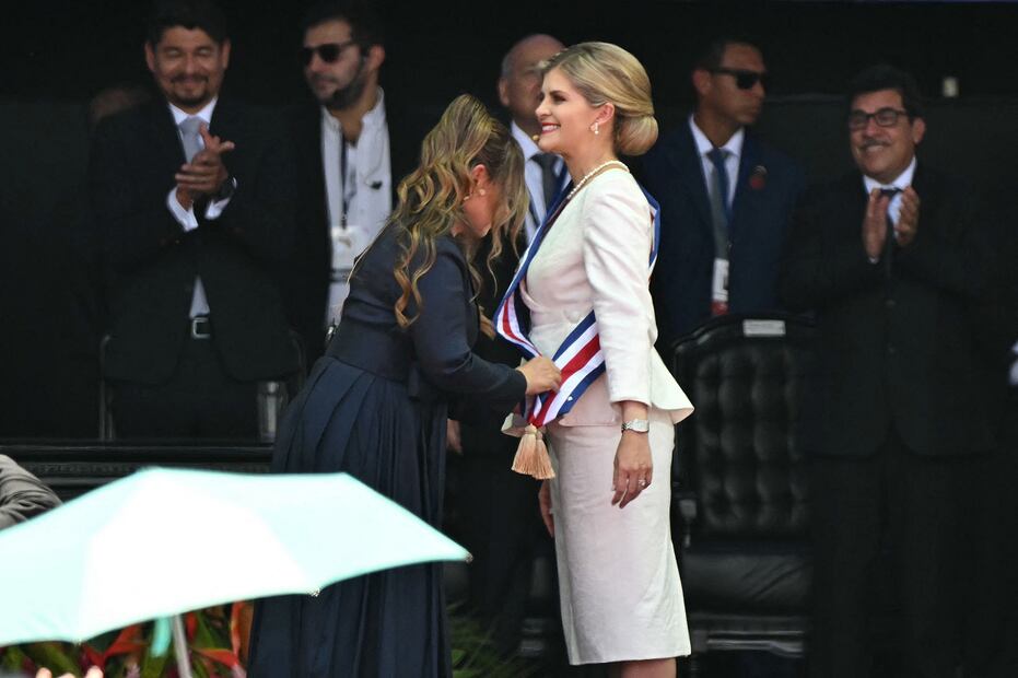 La nueva presidenta de Costa Rica, Laura Fernández, recibe la banda presidencial de manos de la presidenta de la Asamblea Legislativa, Yara Jiménez Fallas, durante su ceremonia de investidura en San José. Foto: AFP
