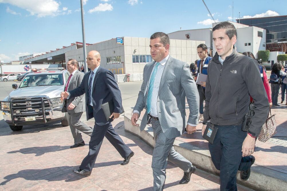 Ricardo Peralta Saucedo, titular de la Administración General de Aduanas, durante su recorrido por la aduana de carga del aeropuerto de la CDMX. (YADÍN XOLALPA. EL UNIVERSAL)