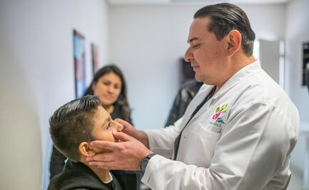 Entregan a niño primera prótesis de ojo elaborada en 3D en Tamaulipas