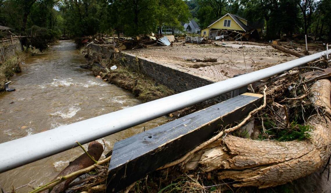 Destrucción y escombros en Mill Creek tras el paso del huracán Helene el 29 de septiembre de 2024 en Old Fort, Carolina del Norte. Foto: AFP