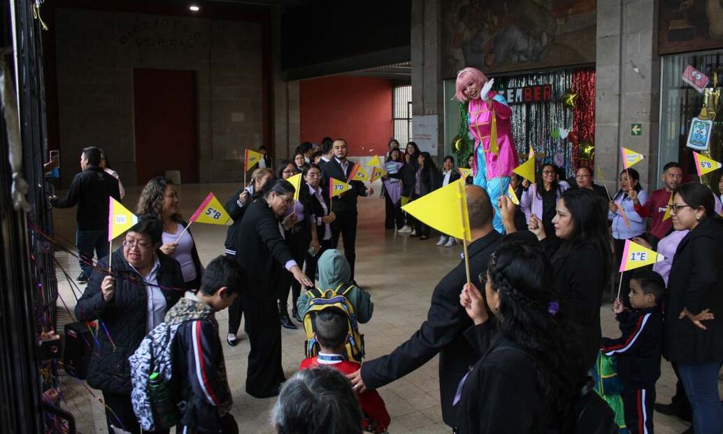 Ciudad de México 1 de Septiembre. Regreso a clases de alumnos de educación básica. Entre festejos y disfraces la Escuela Primaria Revolución le da la bienvenida al ciclo escolar 2025-2026. Doctores, Cuauhtémoc. Foto Darío Luna / EL UNIVERSAL