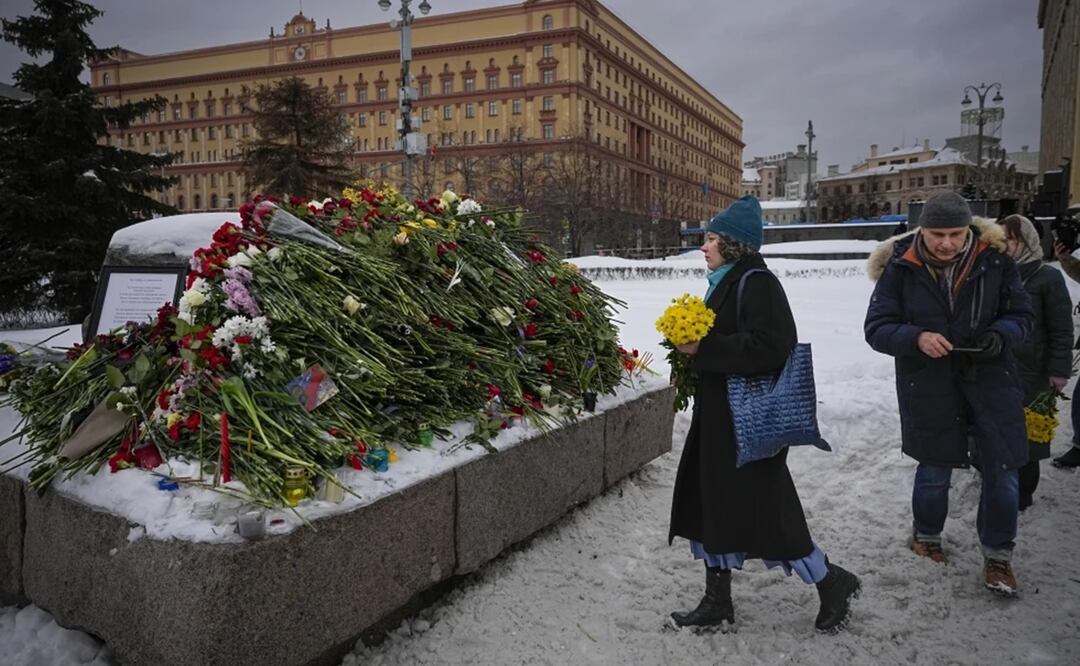 Gente coloca flores y presenta sus respetos a Alexei Navalny en un momento, una roca de las islas Solovetsky, donde se estableció el primer campamento del sistema de prisiones políticas de Gulags. Foto: AP