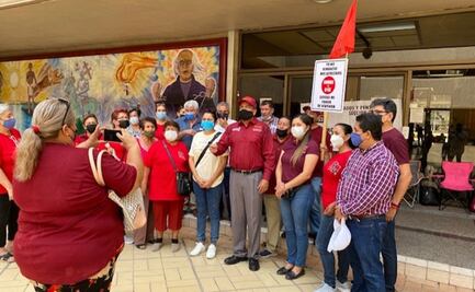 Maestros jubilados y pensionados bloquean accesos a Palacio de Gobierno en Sinaloa