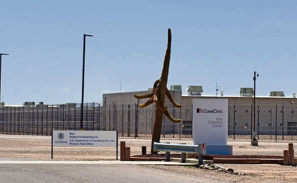 Alrededor de mil 350 migrantes de 97 nacionalidades permanecen bajo custodia en el Centro de Detención del ICE en Arizona, casi al límite de su capacidad. Foto: EDUARDO DINA/EL UNIVERSAL