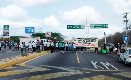Bloqueo de carretera al aeropuerto de Huatulco afecta turistas 