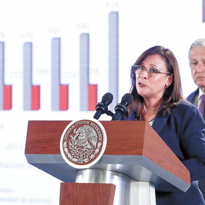 La secretaria de Energía, Rocío Nahle, y Andrés Manuel López Obrador, explicaron que se logró detener la caída en la producción de Pemex. DIEGO SIMÓN. EL UNIVERSAL