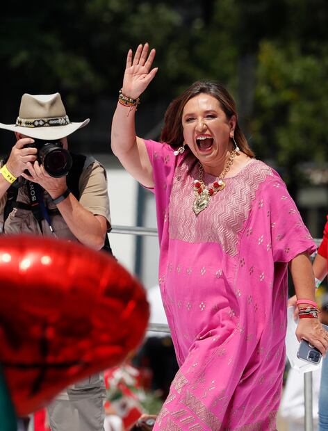 03/09/2023.- La coordinadora del Frente Amplio por México rumbo a la presidencia de 2024, Xóchitl Gálvez, saluda a sus simpatizantes hoy, durante un acto en el monumento del Ángel de la Independencia, en Ciudad de México (México).  EFE/ Mario Guzmán