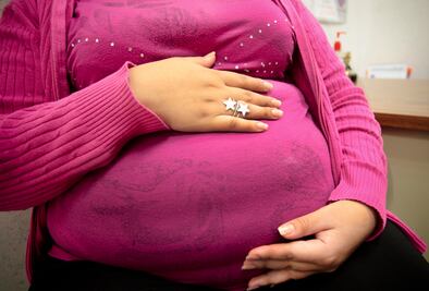 IMSS e ISSSTE deberán atender a embarazadas sin derechohabiencia: SSA