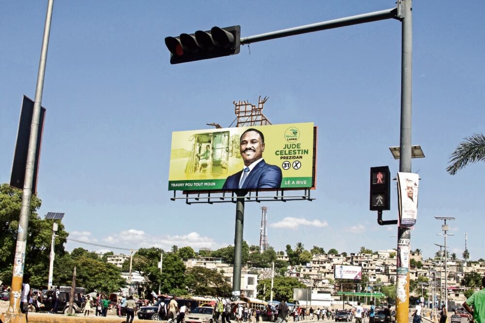 Carteles alusivos a candidatos presidenciales, en las calles de Puerto Príncipe. Las elecciones son el 20 de noviembre (BAHARE KHODABANDE. EFE)