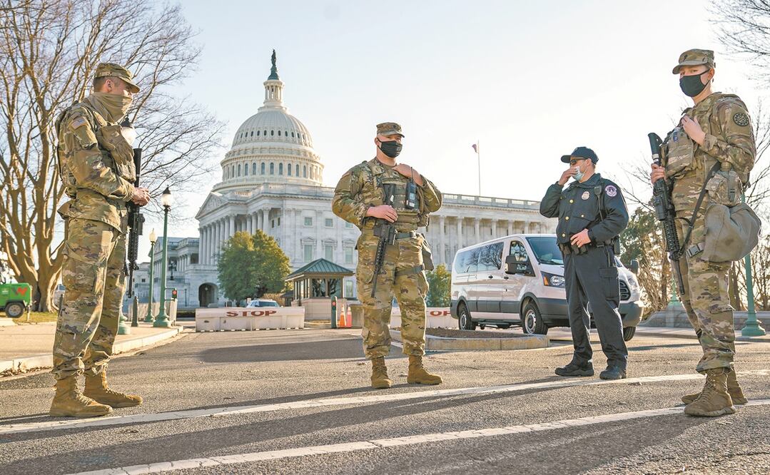 Cuerpos de seguridad cerca del Capitolio, tras amenazas de que una milicia planea irrumpir en el recinto. Foto: J. SCOTT APPLEWHITE. AP