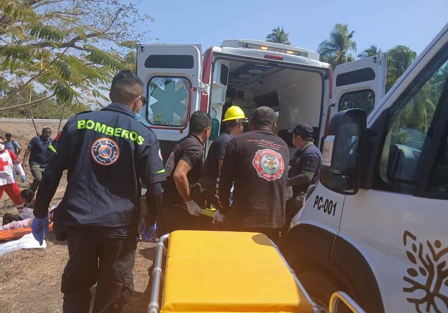 El reporte indica que a la camioneta se le ponchó una llanta y el chofer, quien manejaba a exceso de velocidad, perdió el control. Foto: Especial