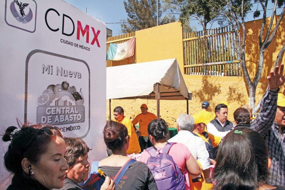El programa de Tianguis de Bienestar Social, que ayer arrancó en la colonia Golondrinas, de esta delegación (ÁLVARO OBREGÓN)