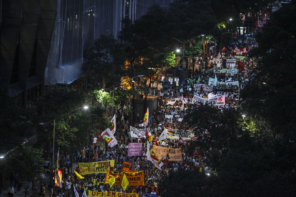 Millares de personas participan en una protesta contra el proyecto de enmienda de la constitución PEC 241 y contra el presidente brasileño, Michel Temer (Foto: EFE)