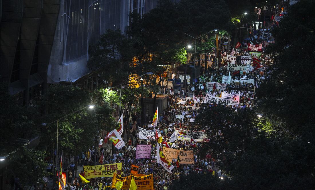 Millares de personas participan en una protesta contra el proyecto de enmienda de la constitución PEC 241 y contra el presidente brasileño, Michel Temer (Foto: EFE)