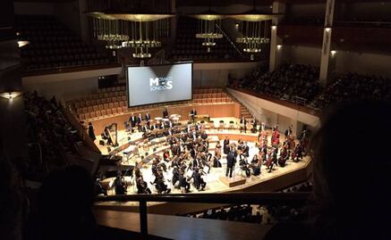Hombre interrumpe a gritos un concierto y lanza teléfono a la orquesta