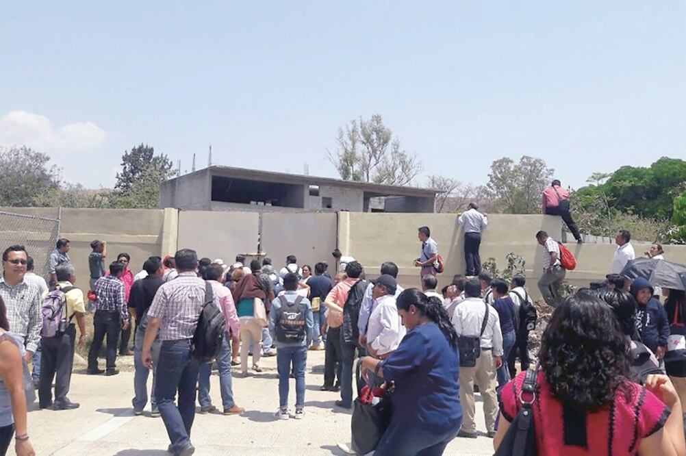 Cuando un grupo de empleados pretendió salir, se enfrentó a pedradas con los inconformes 