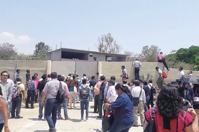 Pobladores retienen por más de 12 horas a trabajadores del gobierno de Oaxaca