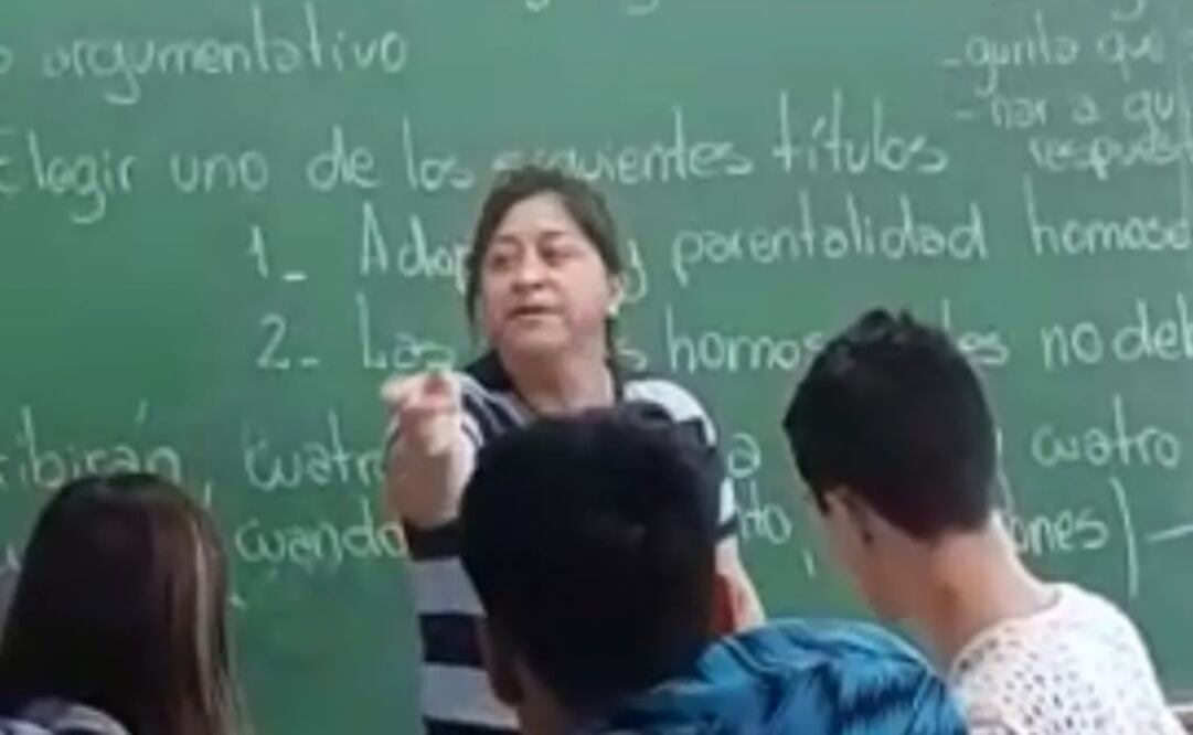 La madre entro al aula y le reclamó a los alumnos que les queda un año para egresar. Foto: Tomada del video