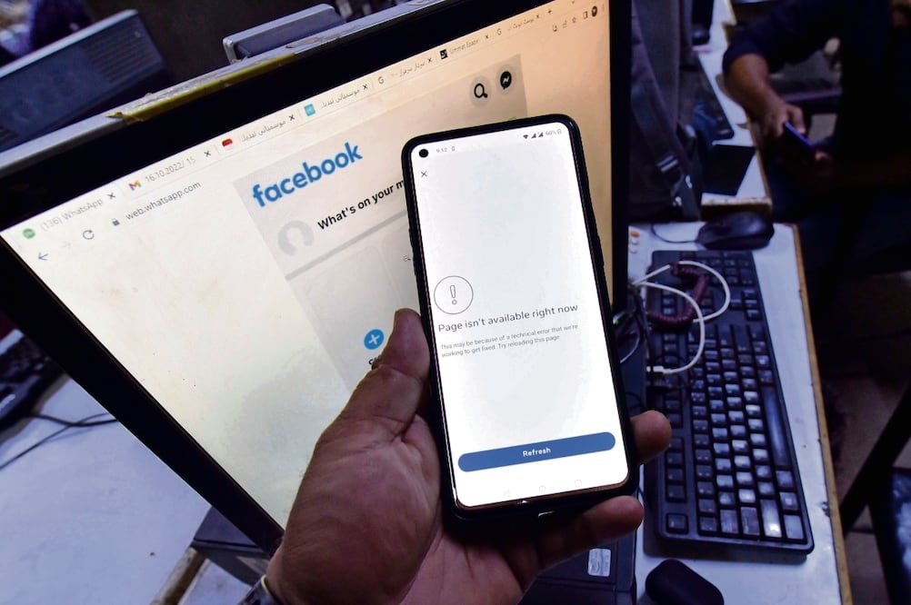 En Facebook se reportaron hasta 580 mil reportes de problemas, de acuerdo con el sitio Downdetector. Foto: Shahaib Akber | EFE