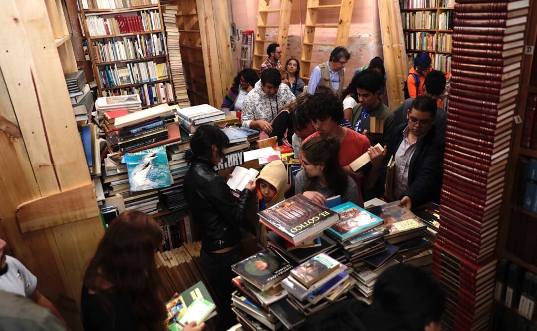 La librería A través del espejo, ubicada en Álvaro Obregón 118 A, puso en remate su inventario.