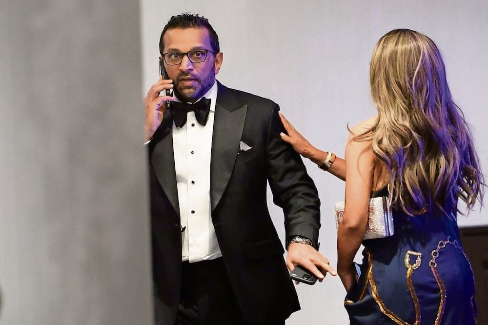 El director del FBI, Kash Patel, al hablar por teléfono mientras altos funcionarios de EU eran evacuados de la cena anual de corresponsales. Foto: TOM BRENNER/AP