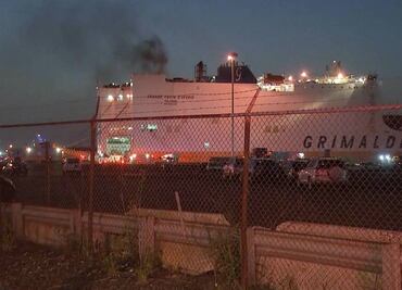 Mueren dos bomberos en incendio de barco que transportaba 5 mil vehículos en Nueva Jersey