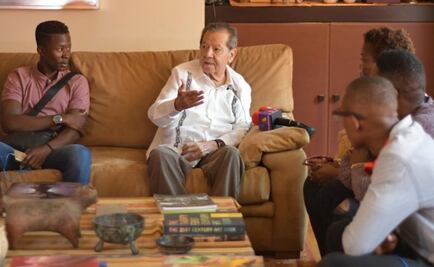 Reaparece Muñoz Ledo con migrantes del Congo: "cualquier nación no racista, les da cobijo"